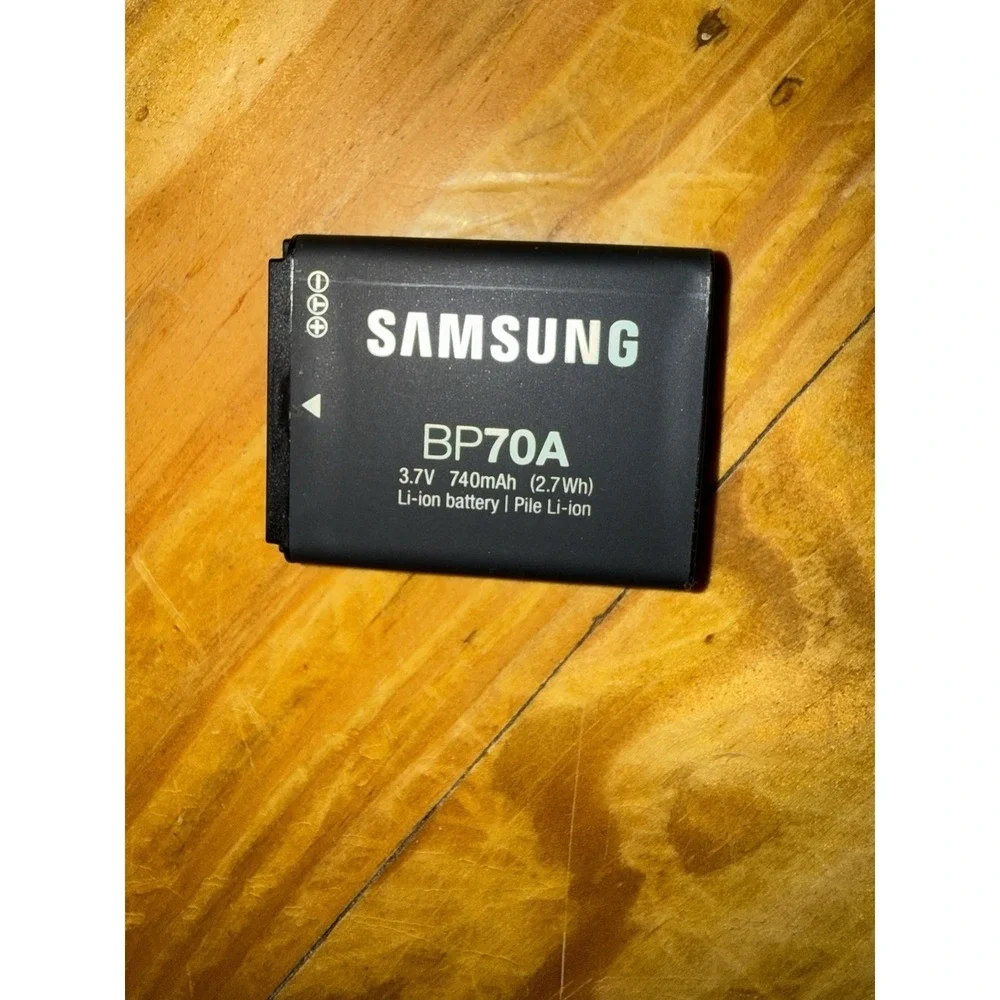 Samsung PL100 EC-PL100 12.2MP Compact Digital Camera W/ Battery No Charger or SD